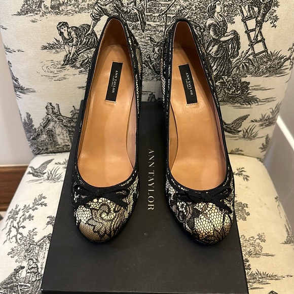 Ann Taylor Abbey Black Lace Pump, sz 8.5, champagne satin under black lace - Picture 5 of 7